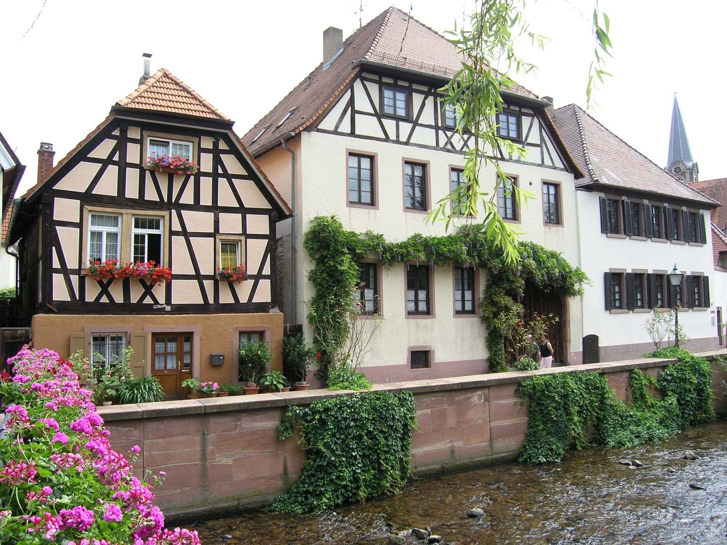 Häuserzeile entlang der Alb darunter auch ein Fachwerkhaus