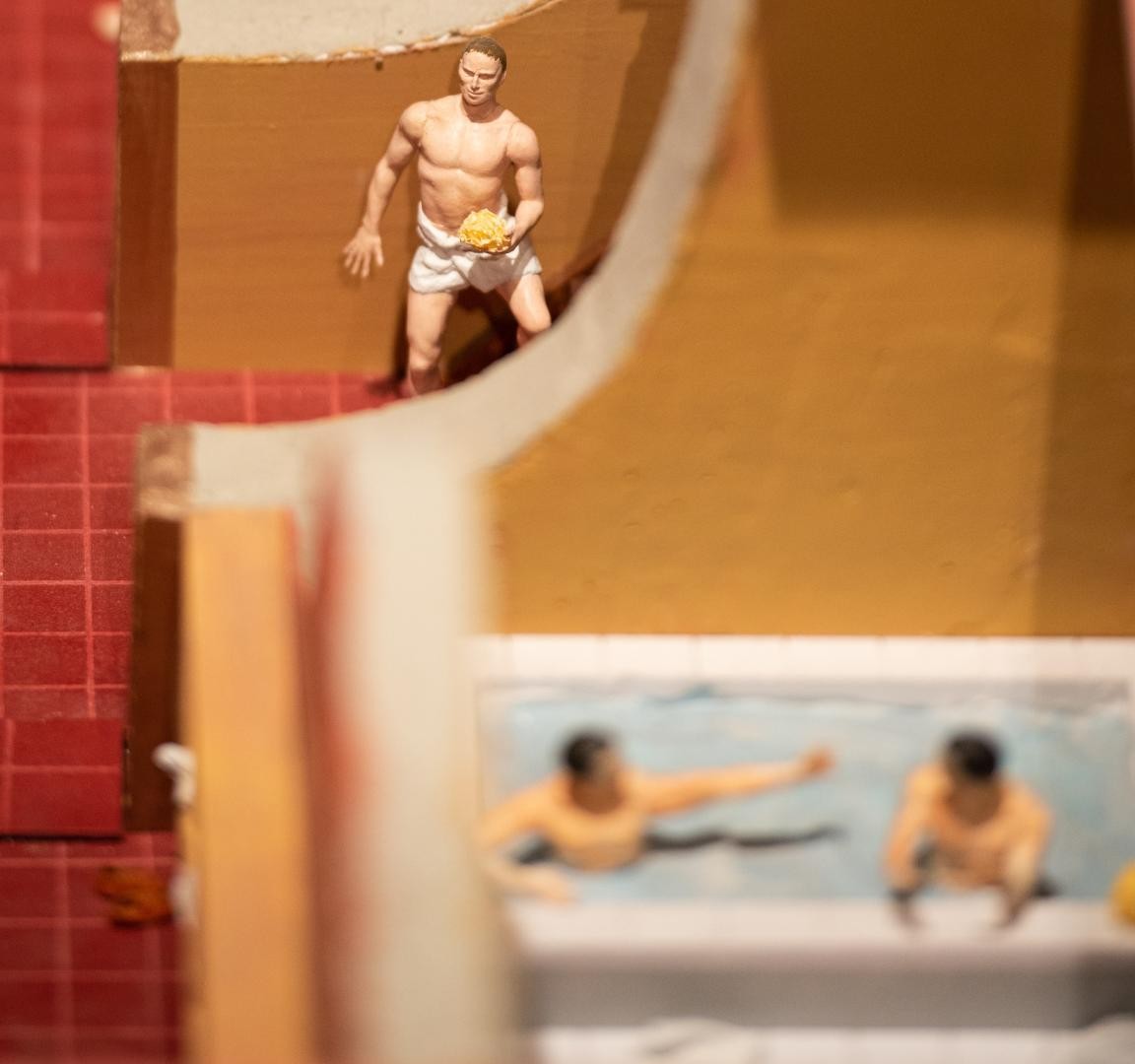 Kleine männliche Figuren bei der Badhygiene