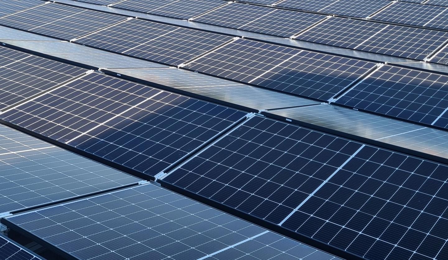 Module einer Photovoltaikanlage auf einem Dach