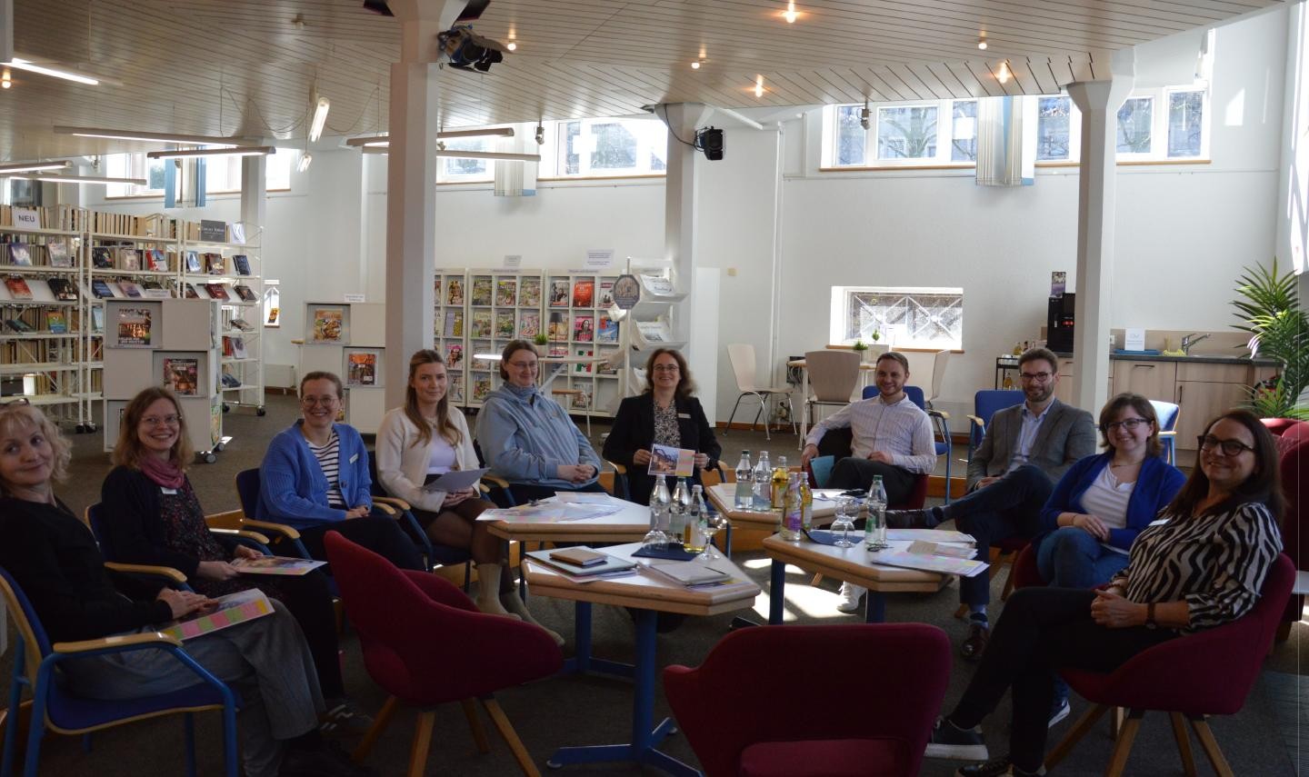 Ein Teil der Frauschaft des Bibliotheksteams mit BM Heidecker und Bildungsamtsleiter Becker. 