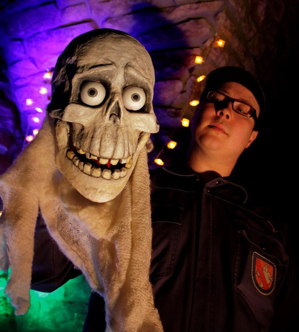 Der Puppenspieler mit dem Untoten in einem Gewölbekeller