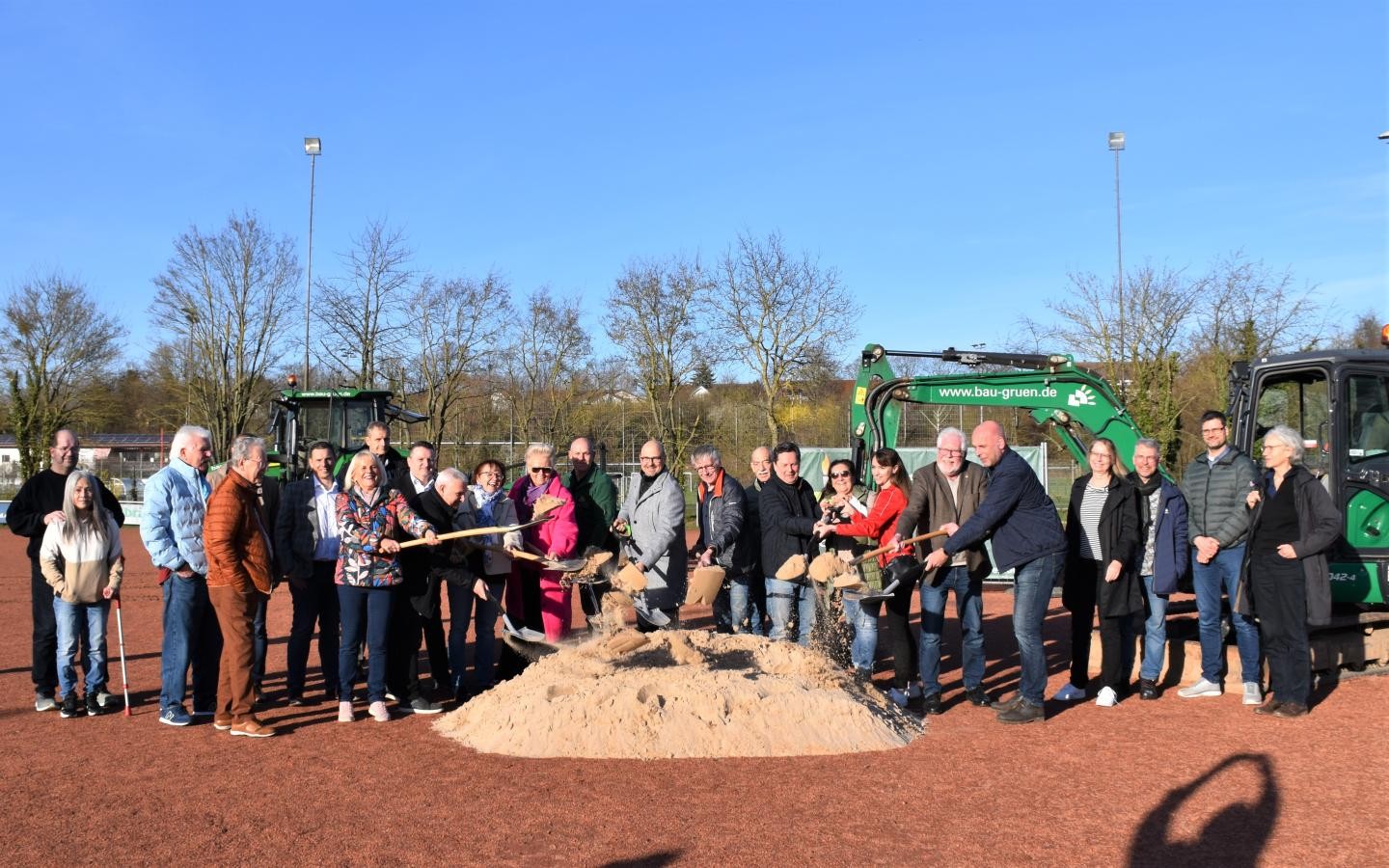 Spatenstich von Bauverantwortlichen und Vereinsvertreten im Bretz-Stadion