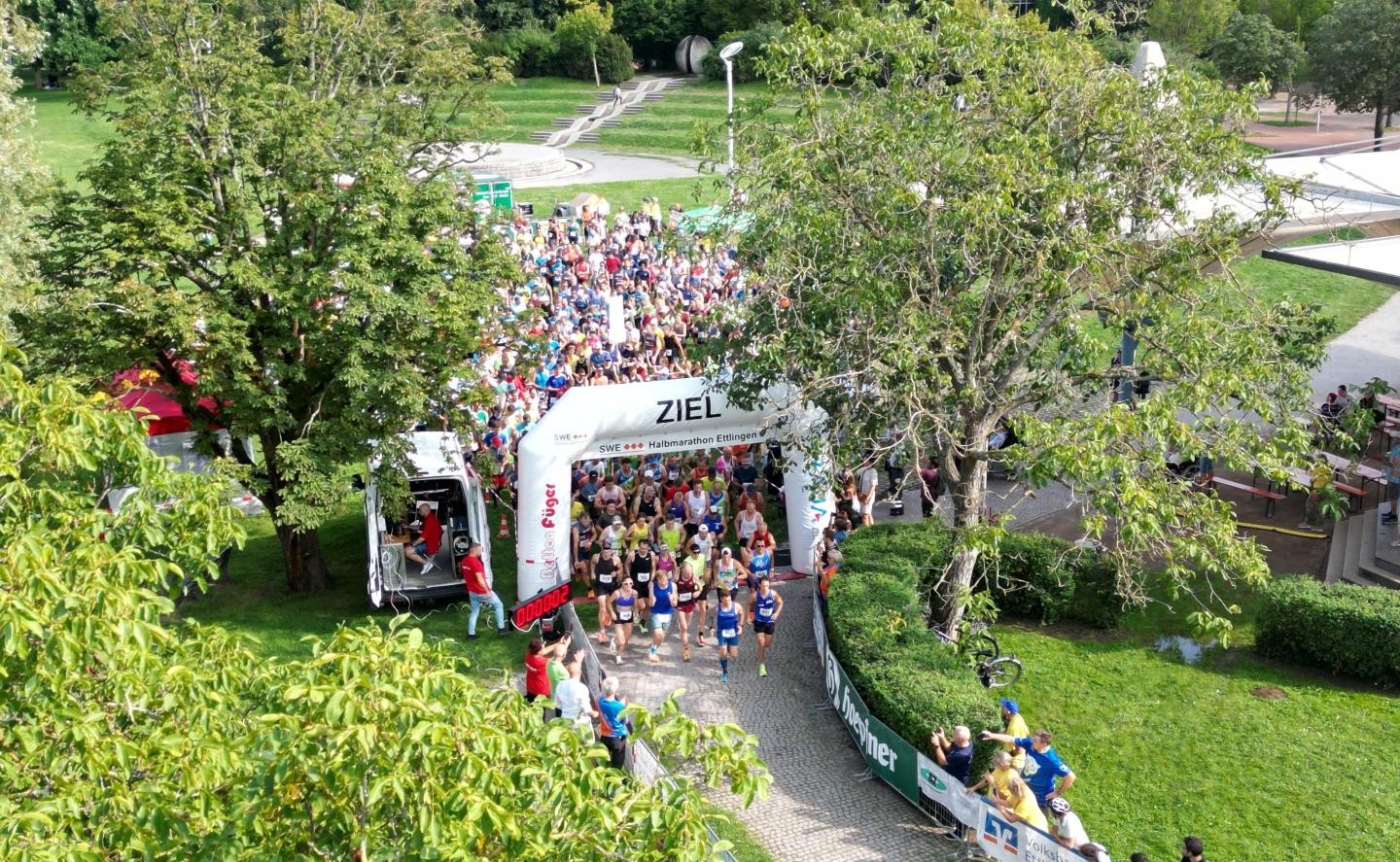 Luftbild, Blick auf den Startbereich des Halbmarathons kurz nach dem Startschuss