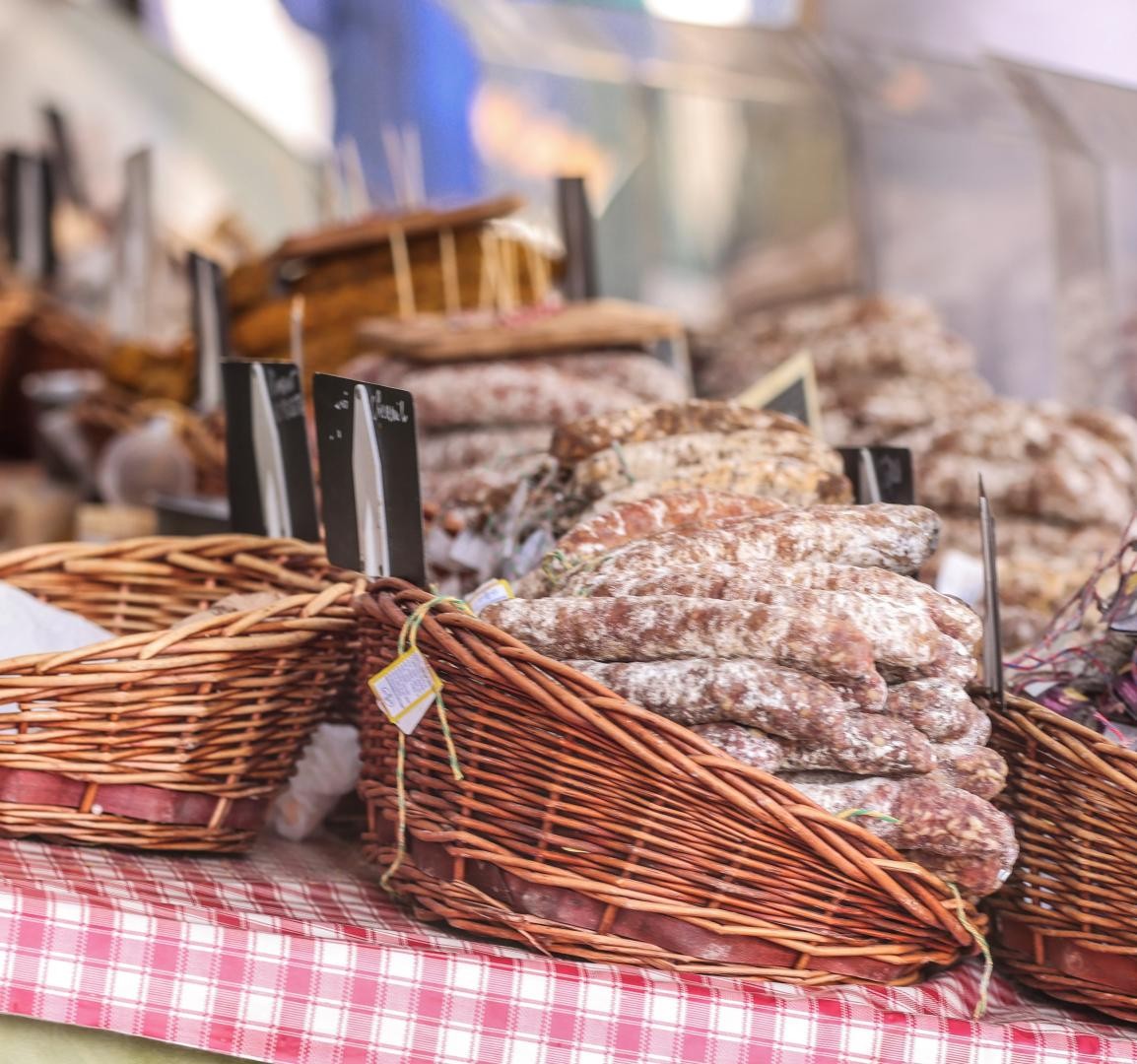Französischer Markt vom 16. bis 19. April Blick auf einen Marktstand mit französischer Wurst in Körben.