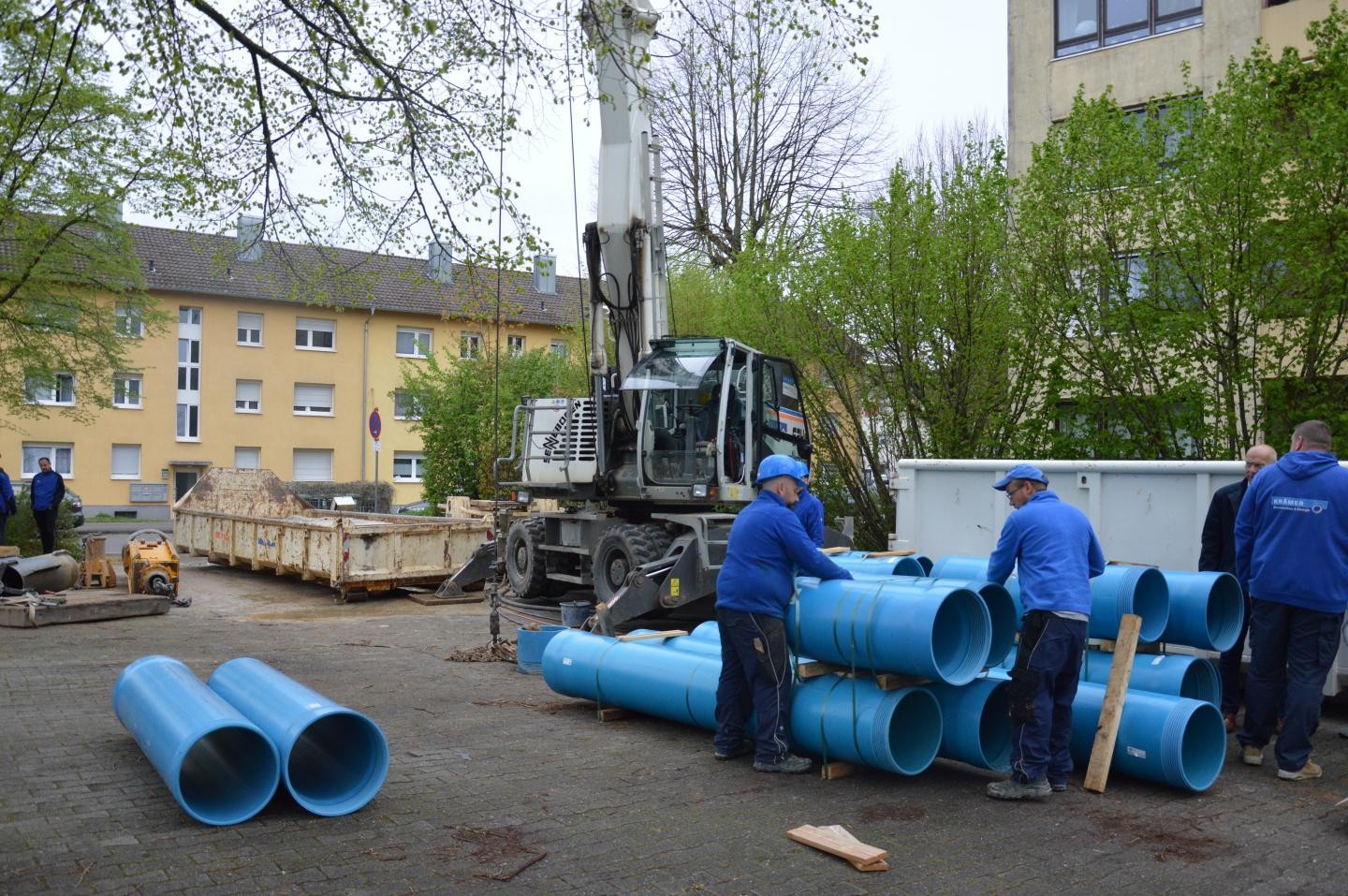 Abladen der Filterrohre durch Mitarbeiter. 