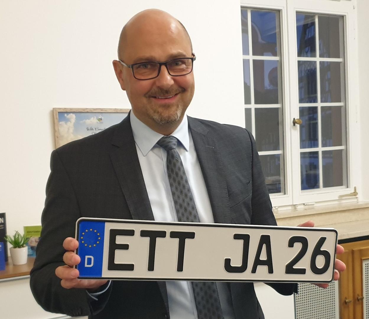 Autokennzeichen ETT für Ettlingen OB Arnold mit dem möglichen Autokennzeichen ETT JA 26