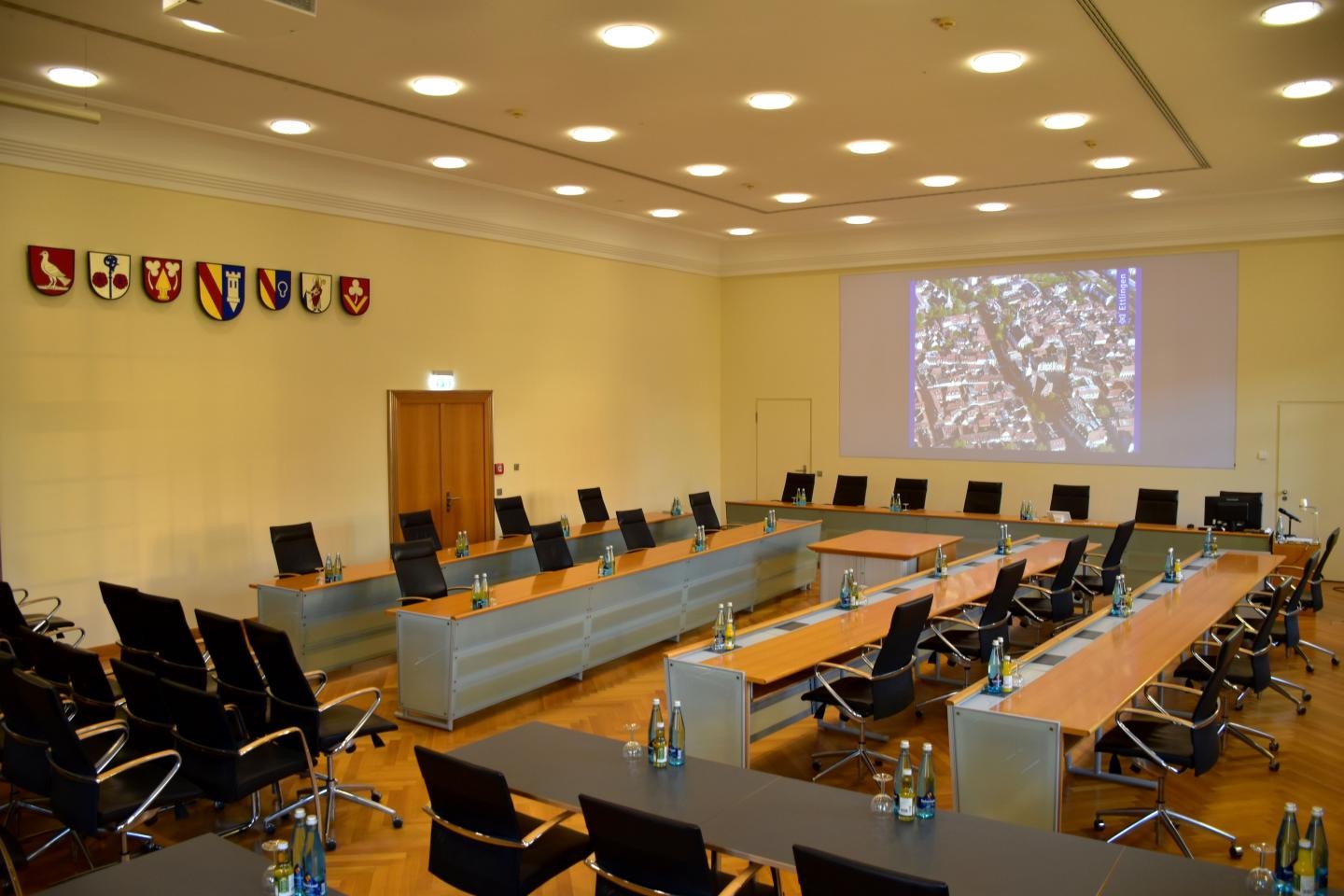 Blick in den Sitzungssaal des Rathauses Ettlingen, den Bürgersaal. 