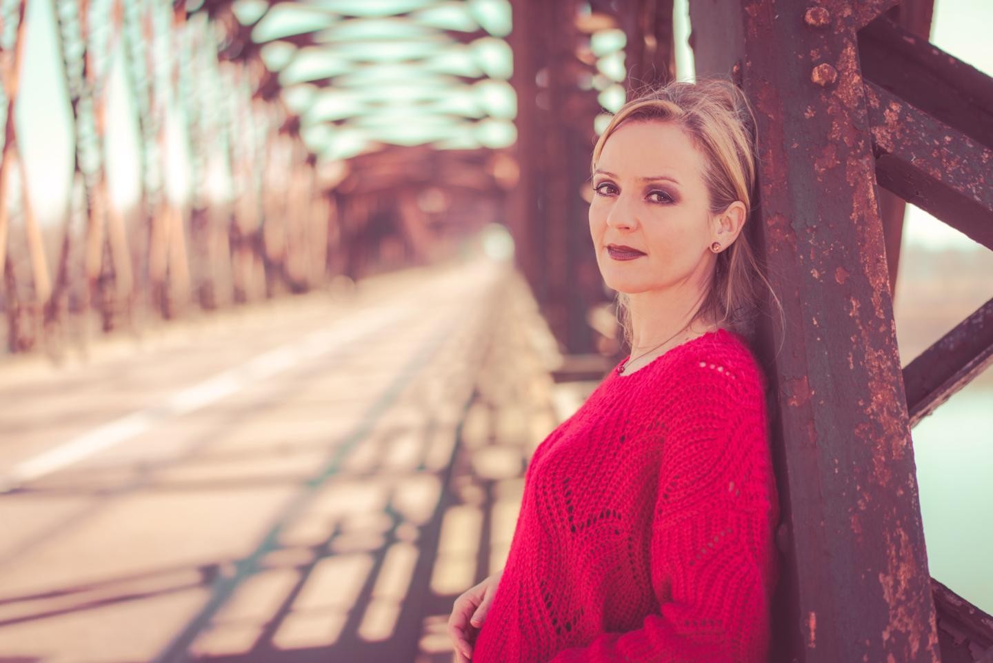 Sängerin Sandie Wollasch auf einer alten Brücke