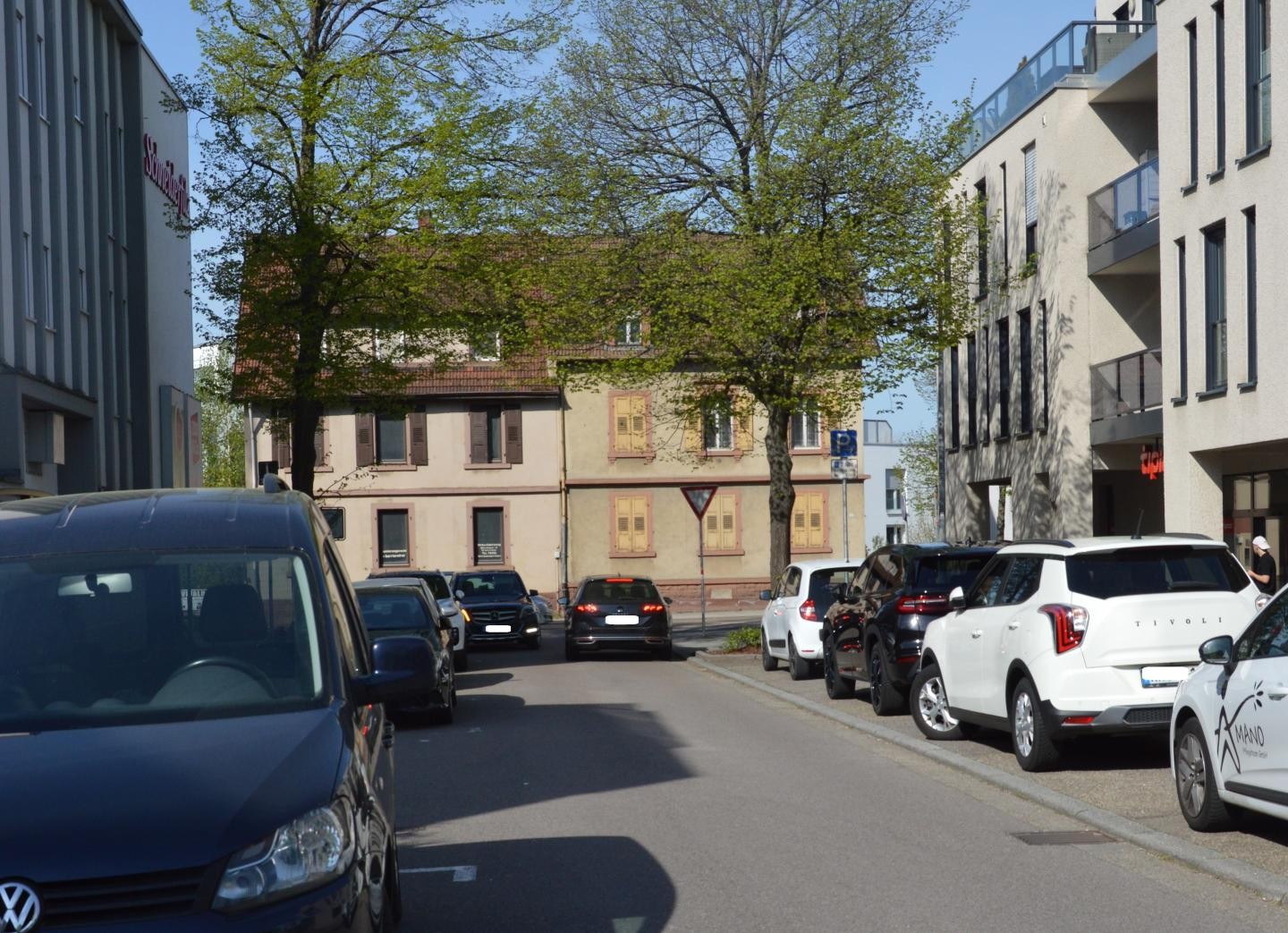 Blilck in die Hildastraße mit parkenden Autos 