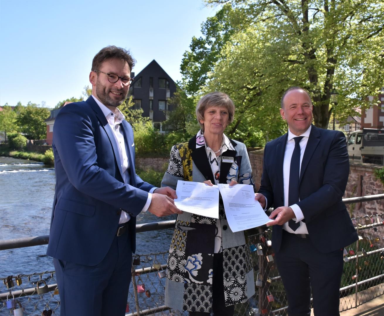 Susanne Diebold, Regierungspräsidium, übergibt den ersten Förderbescheid an BM Dr. Heidecker und BM Fluhrer