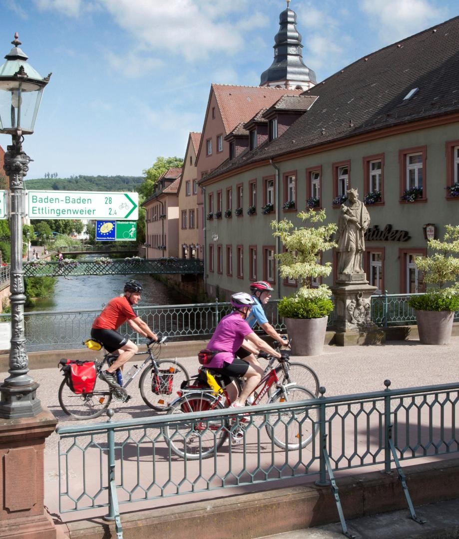 Drei Radler auf der Rathausbrücke