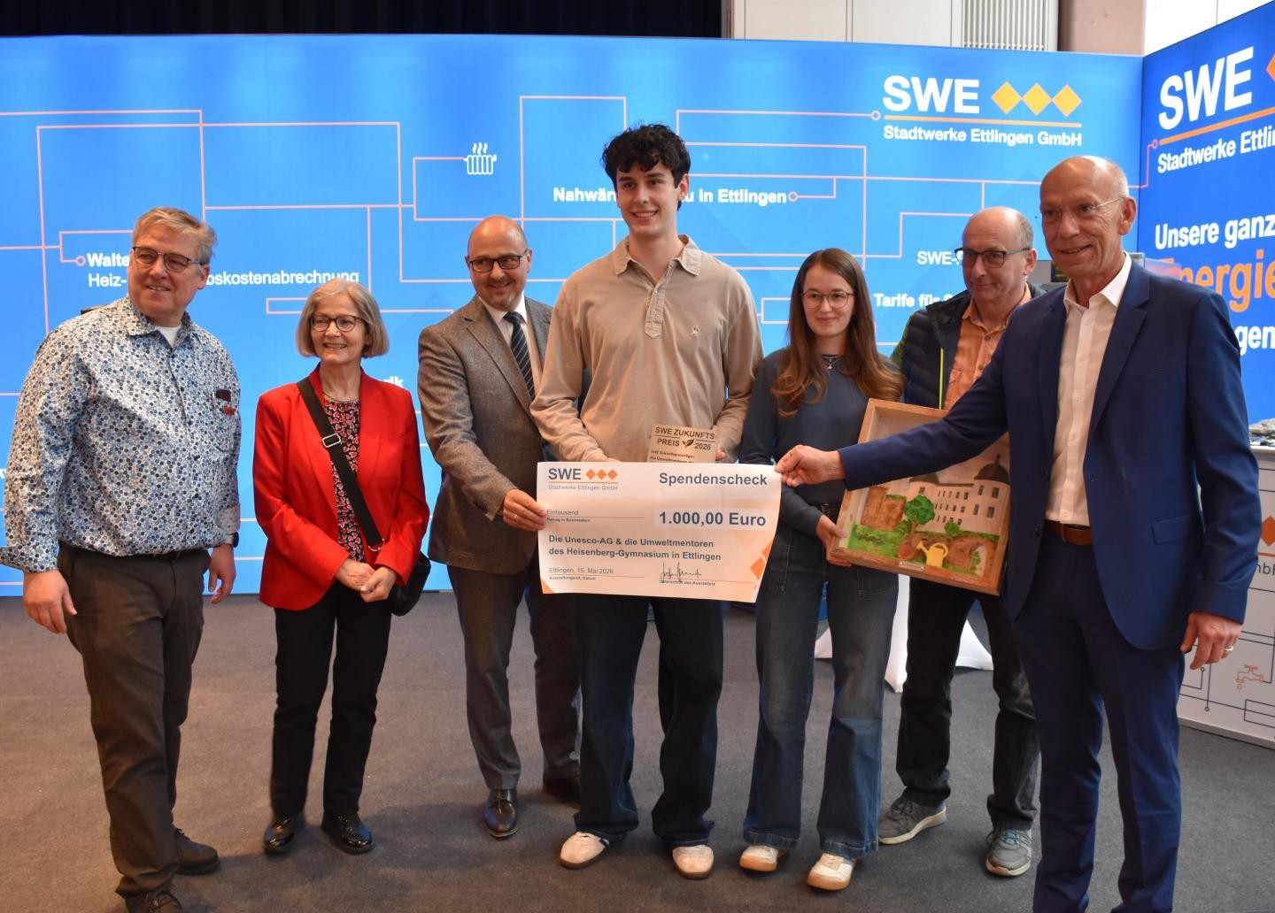 Die Jury des Zukunftspreises, die Preisträger sowie der Künstler der Trophäe