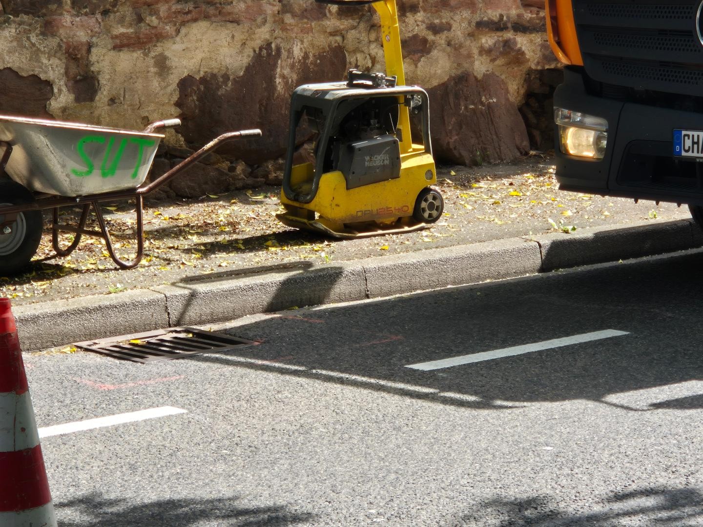 Sinkkasten Sinkkasten mit Baumaterialien, weil er erhöht wird auf Straßenniveau