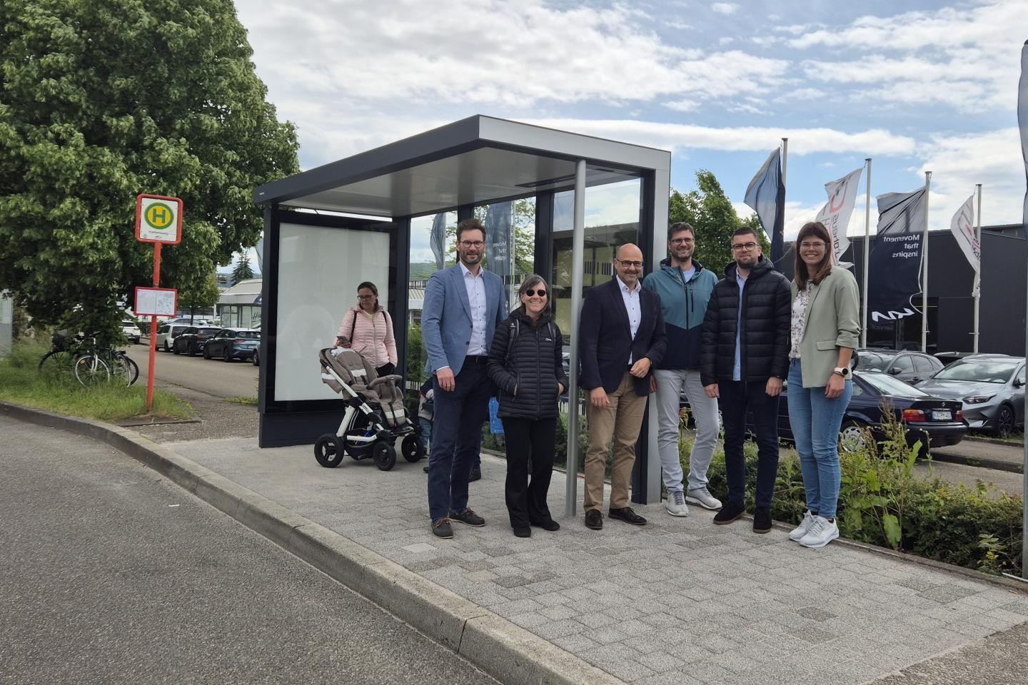 Vor Ort OB Arnold und BM Heidecker mit Daniel Schwab und Mirza Nurudinovic Stadtbau-amt, Vera Kleinhans r. Ordnungsamt und Daniela Adomeit Barrierefreies Ettlingen. 