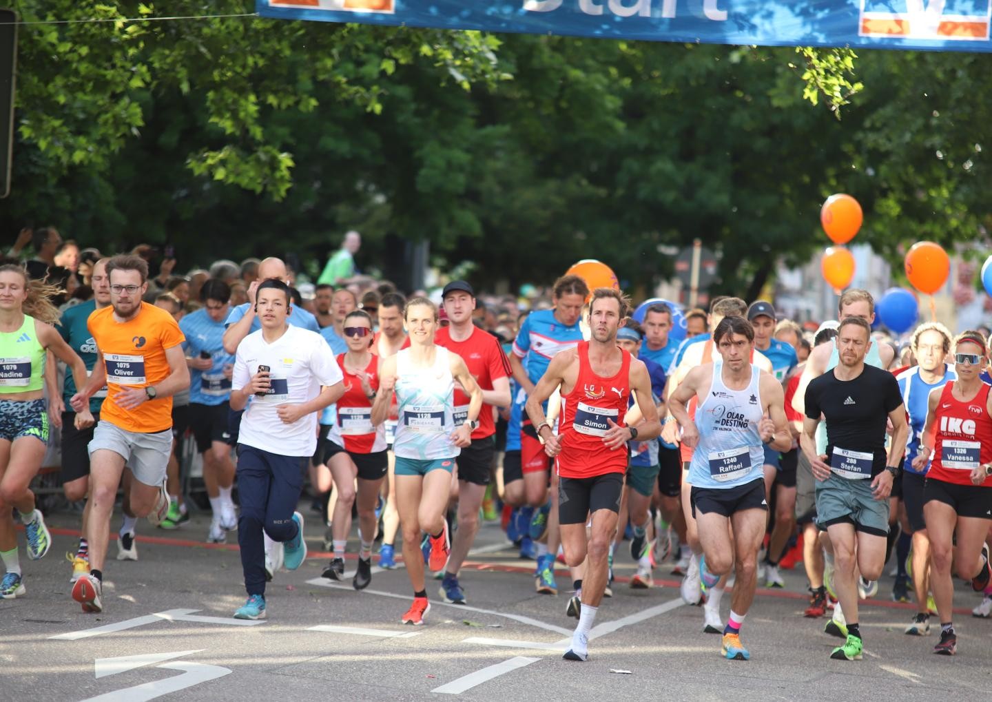 Läuferfeld nach dem Start. 