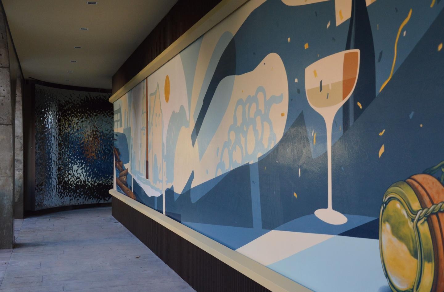 Ein Detail - ein Champagnerglas mit Flasche und Korken - des 28 Meter langen Kunstwerks in der Albpassage