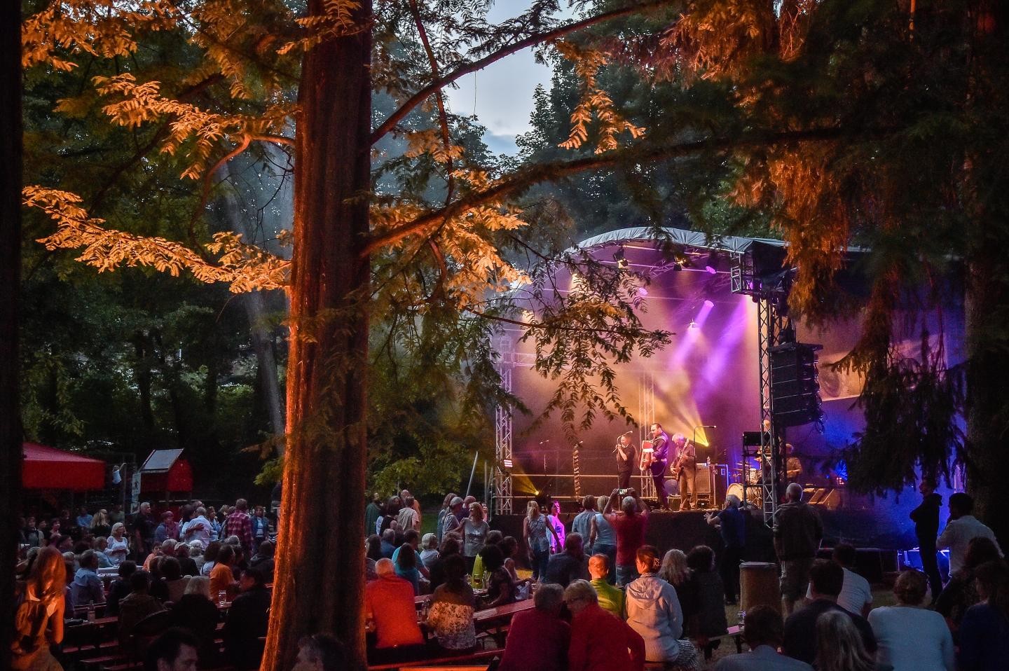 Abendstimmung beim Watthaldenfestival mit erleuchteter Bühne