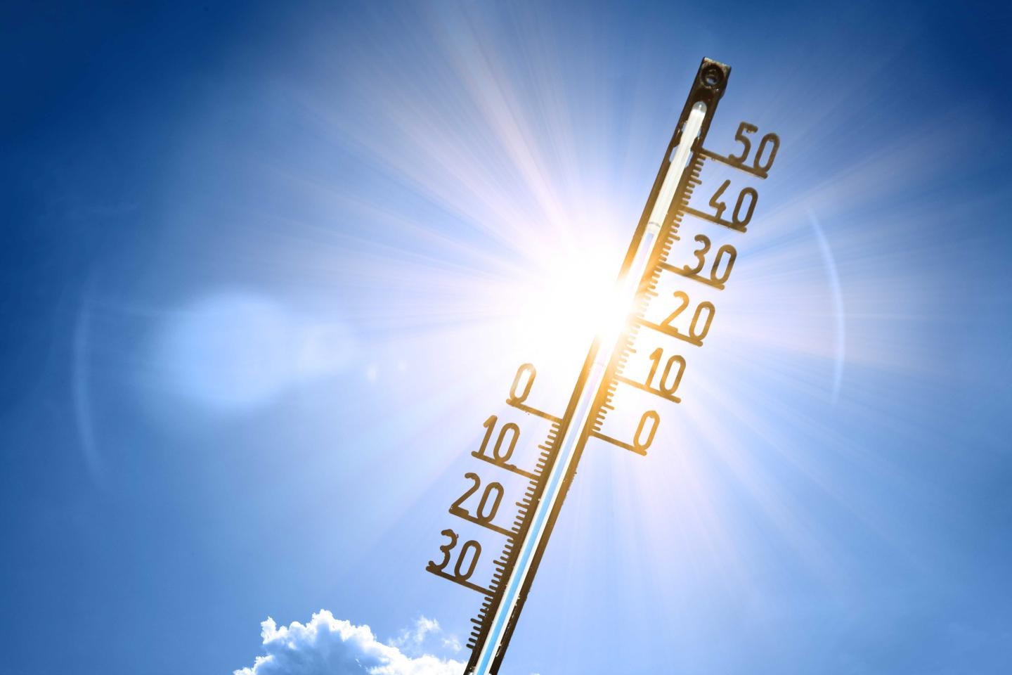 Thermometer zeigt 30 Grad Celsius an