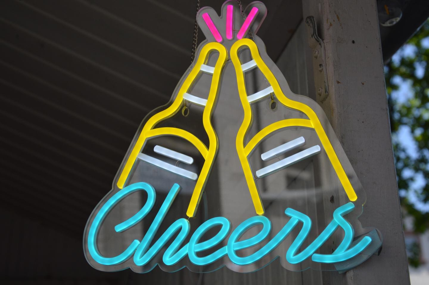 Neonwerbung für den pop-up-Biergarten Cheers 