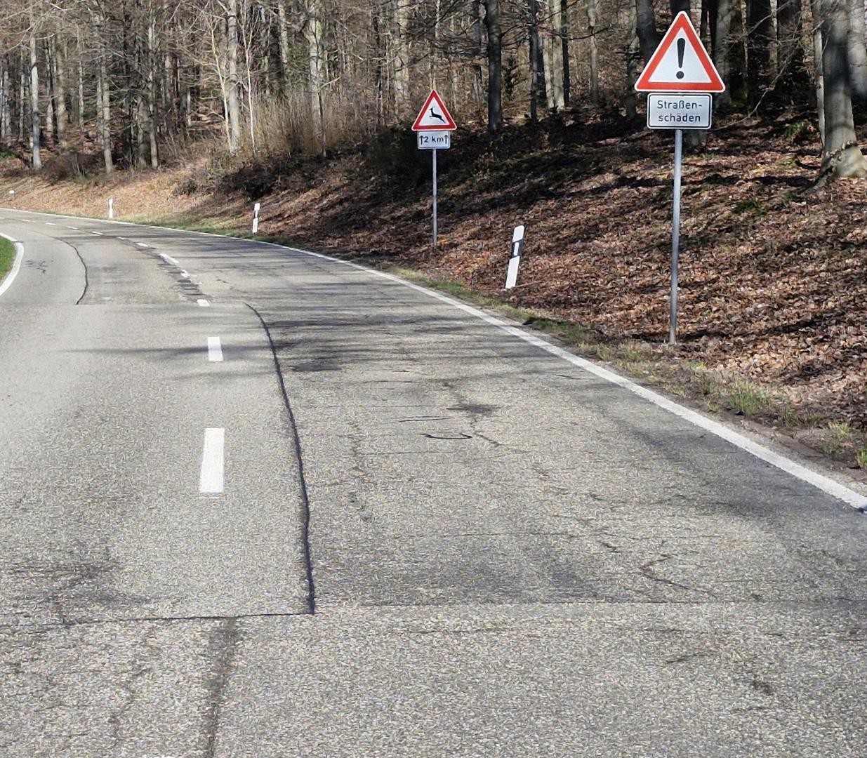 Blick auf die Straße mit starken Schäden