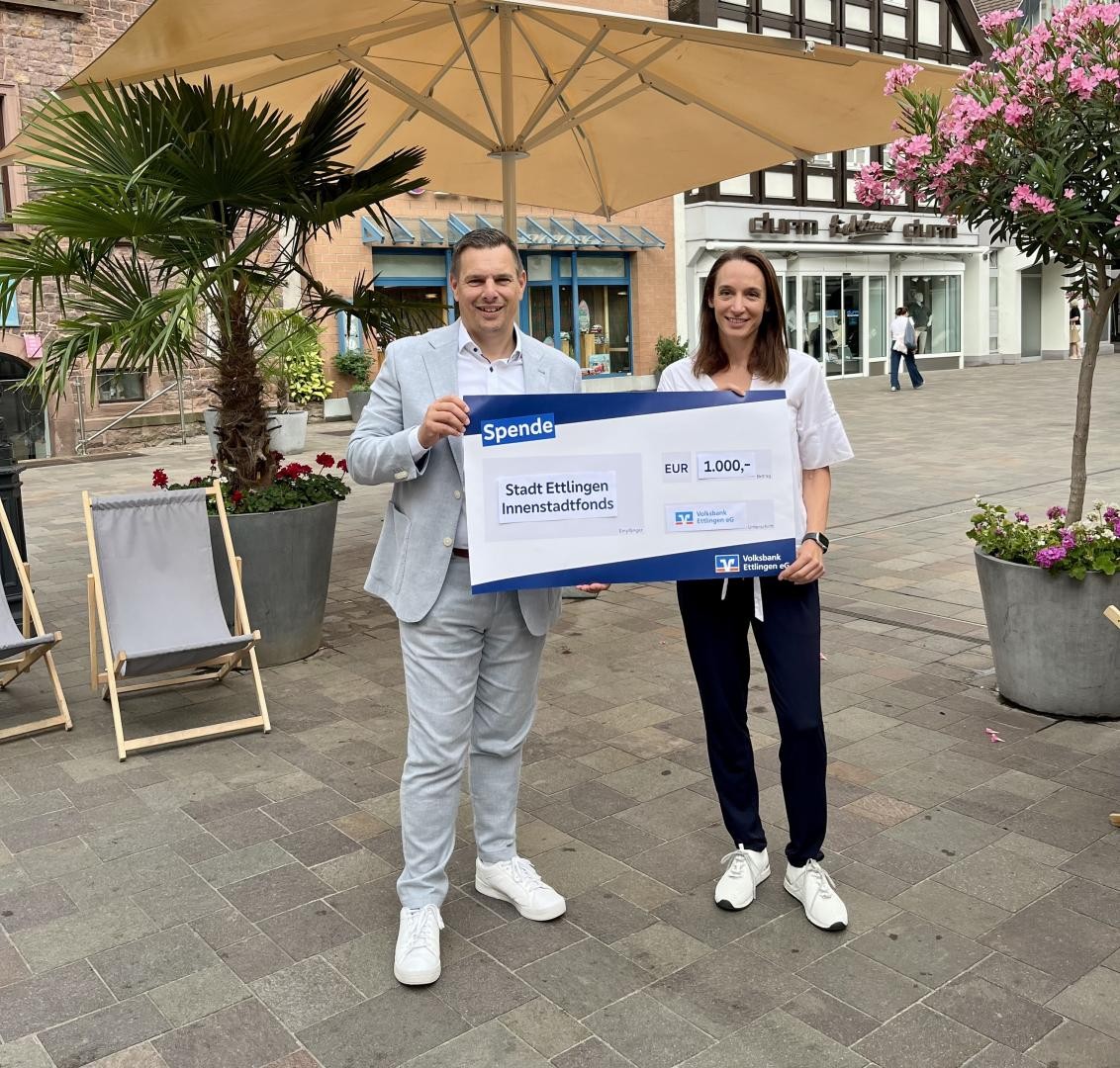 Innenstadtfonds gut gefüllt Steffen Völkle, Volksbank Ettlingen, und Citymanagerin Nicole Bär mit Spendenscheck