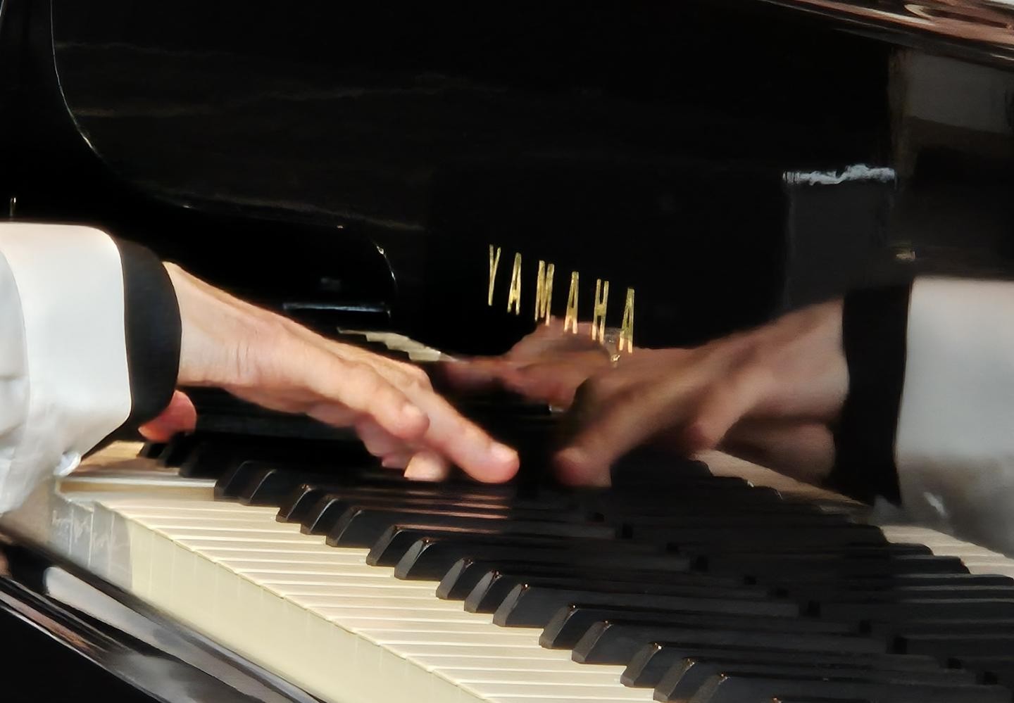 20.Internationaler Klavierwettbewerb Klaviertasten und die Hände einer Pianistin