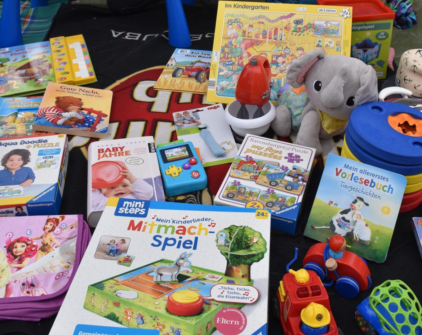 Kinderspiele, Plüschtiere auf einer Decke