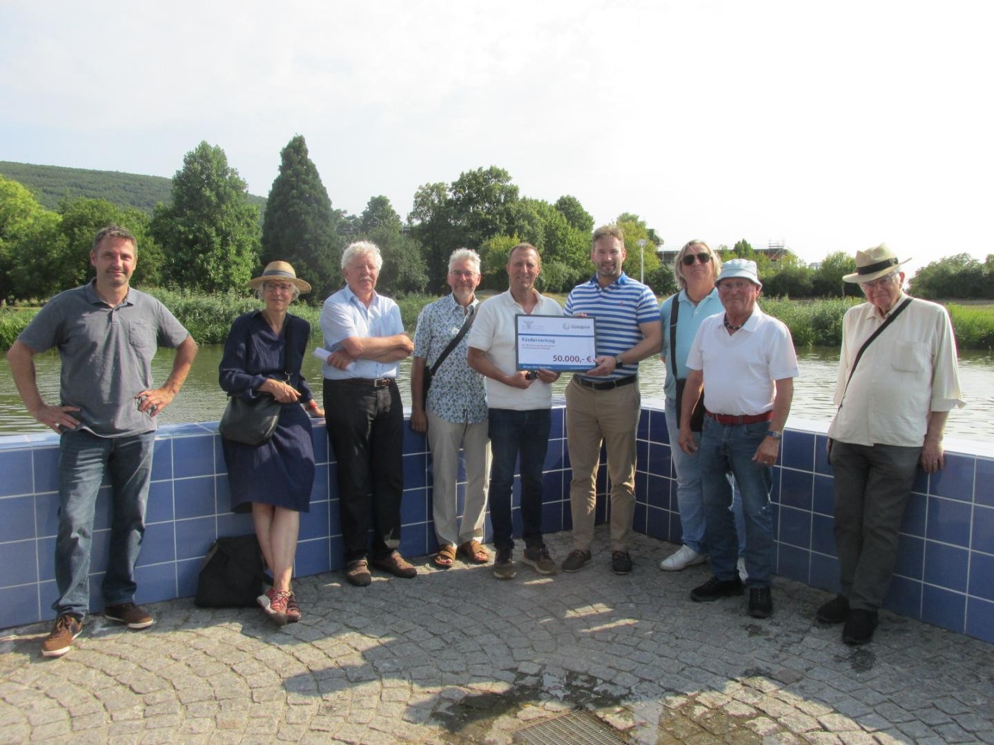 Vertreter der Denkmalstiftung und der Stadt mit BM Heidecker beim Wassertor