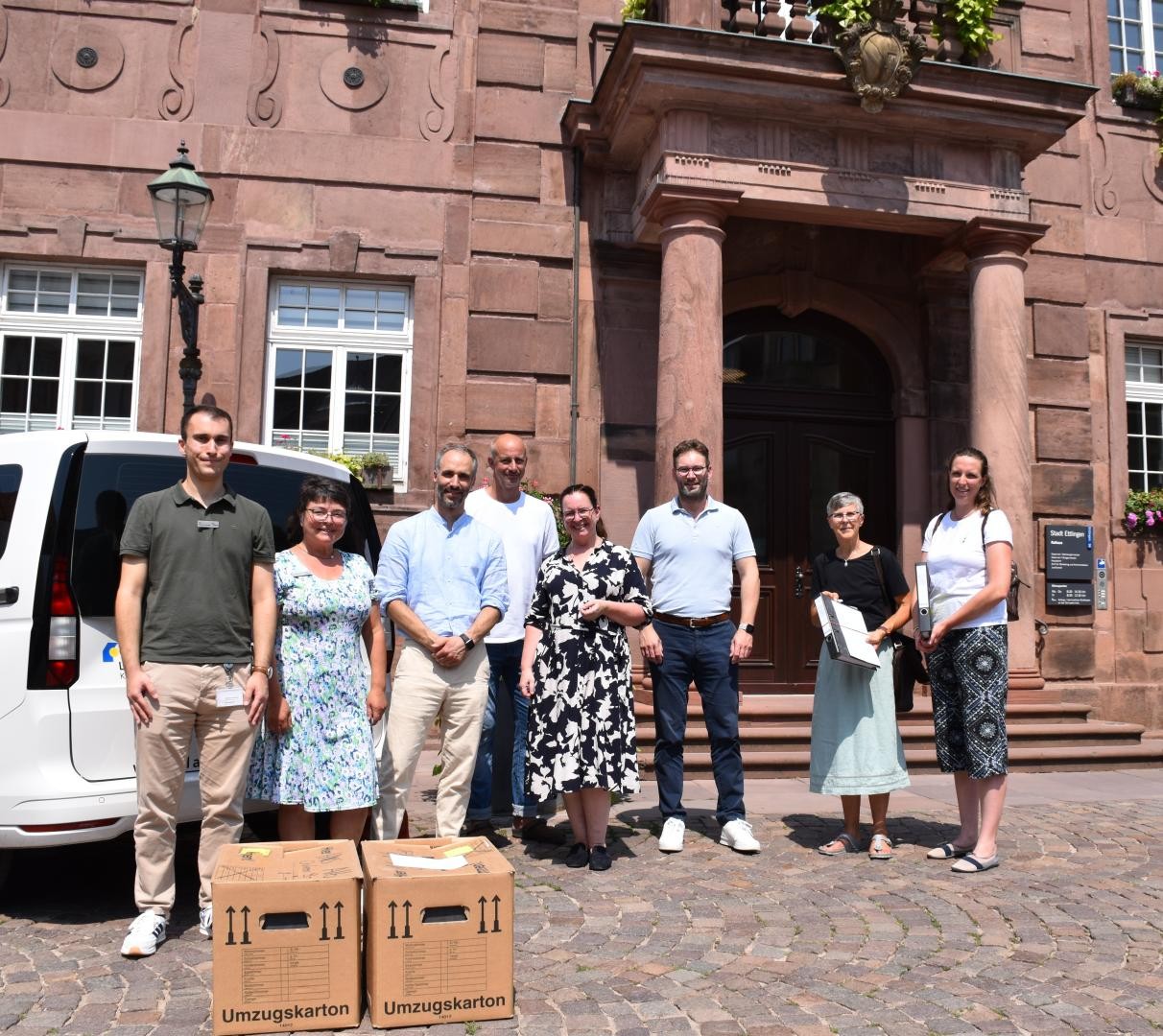 Am Donnerstag vergangener Woche überreichten Vertreterinnen und Vertreter des Landratsamts den Planfeststellungsbeschluss an die Städte Karlsruhe und Ettlingen. 