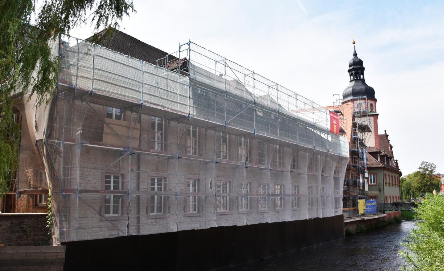 Blick auf die Albseite des Projektes Kirchenplatz: die Fenster sind eingebaut. 