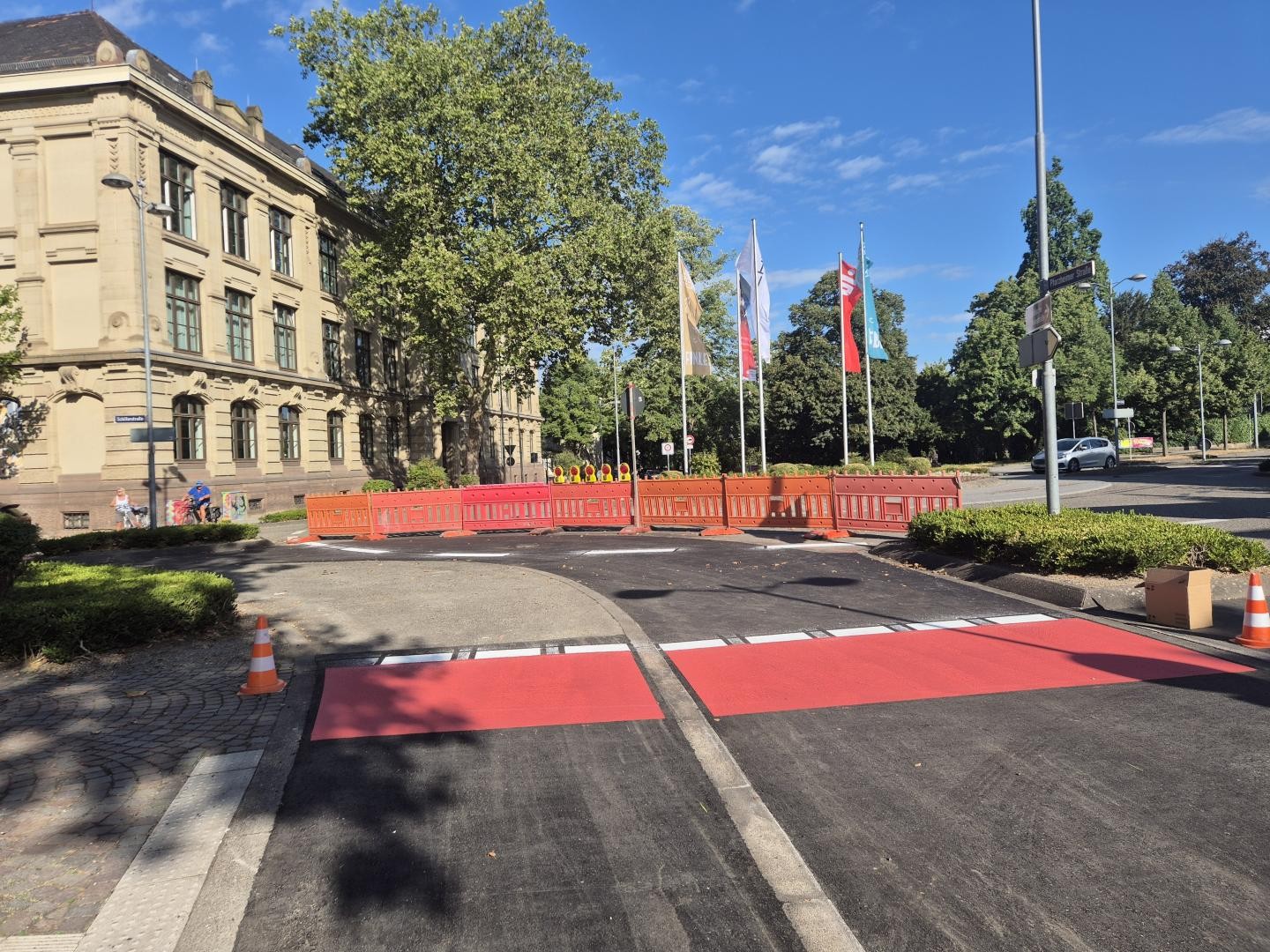 Lauerturmkreisel mit neuen Markierungen und Baustellenbaken
