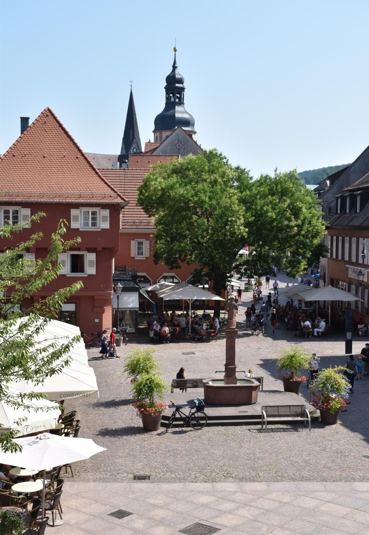 Führungen des Museums am Sonntag: Altstadt, Jakobusweg, Kellergewölbe Blick vom Schloss auf den Schlossvorplatz, Sommer, Menschen sitzen in Café und Restaurnt