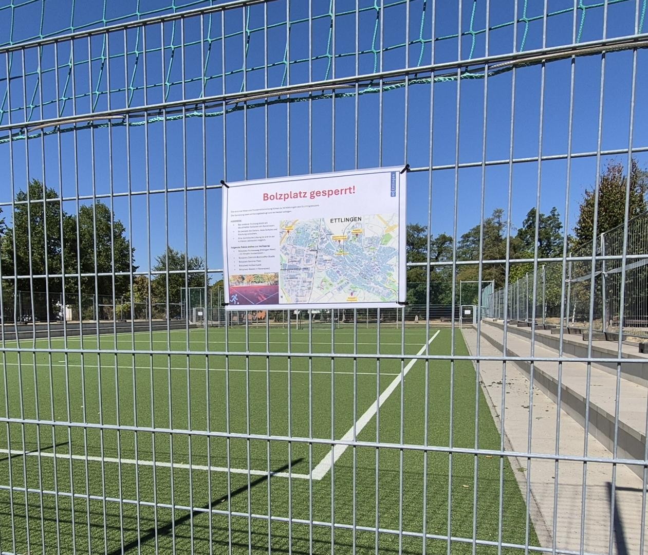 Kunstrasenbolzplatz gesperrt Blick auf den abgesperrten Kunstrasenplatz am Wasen