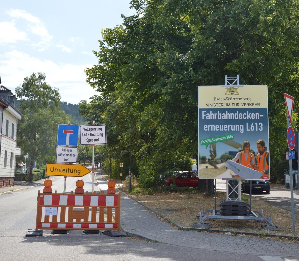 Baustellenbaken, Sperrungen, Hinweisschilder , wer hier baut und was gemacht wird. 