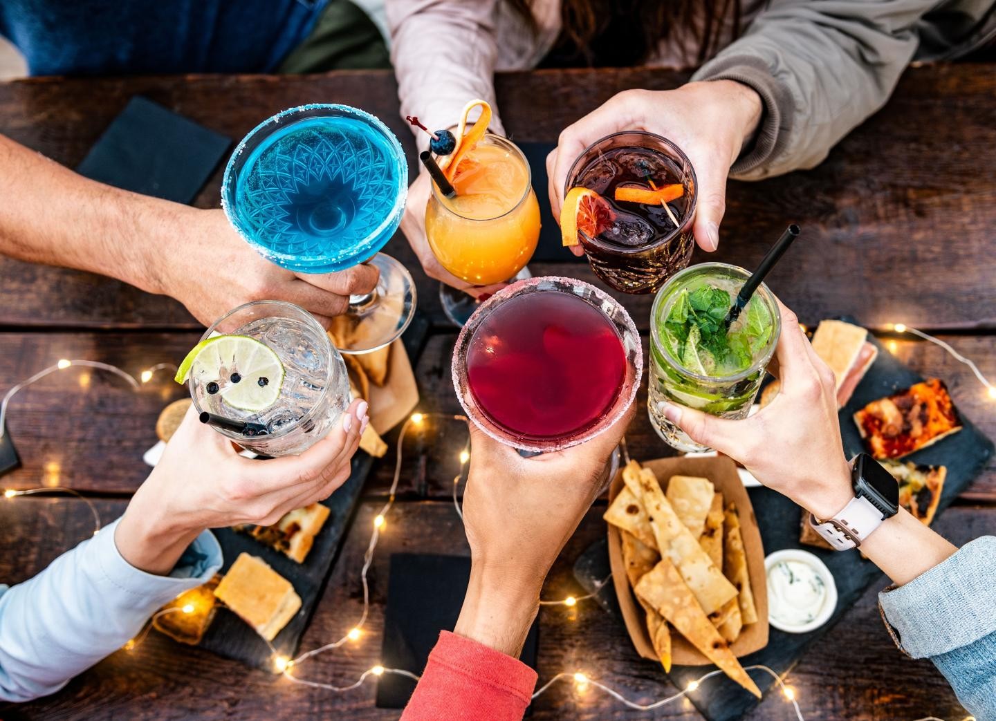 Letztmals in diesem Jahr After Work Party am 3. September sechs Personen stoßen mit unterschiedlichen Cocktails an