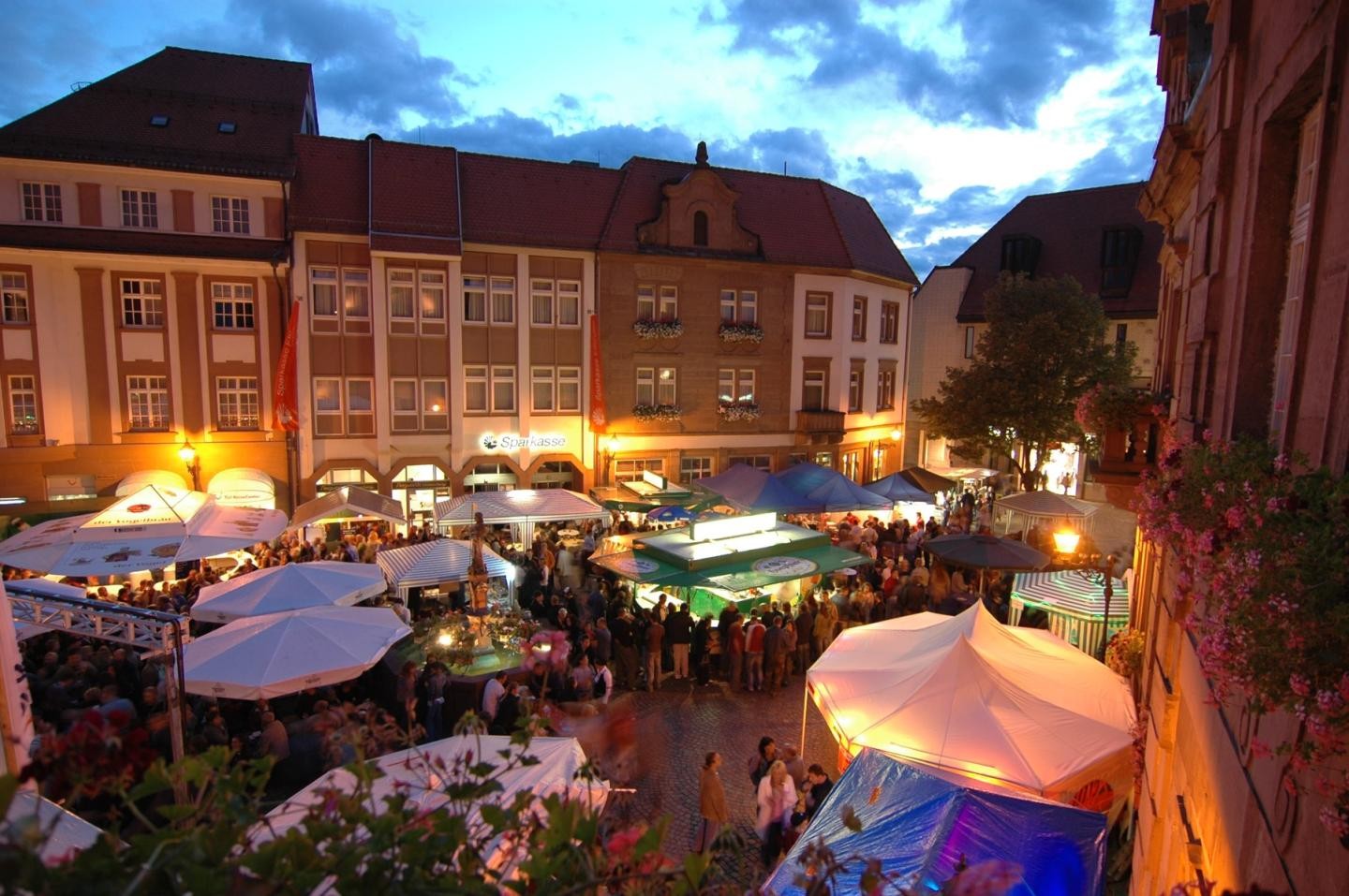 Blick über den Marktplatz mit seinen Ständen während des Marktfestes