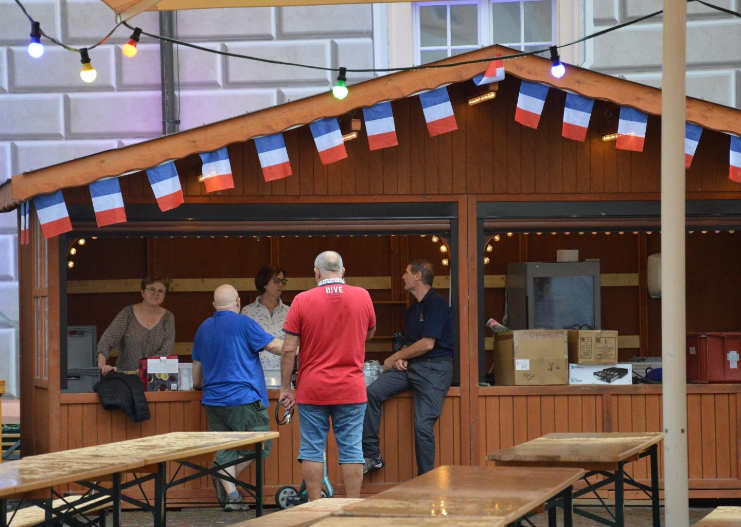 Winzerfamilie Hennequin in der Vorbereitung an ihrem Stand. 