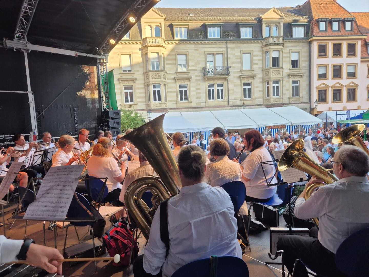 Musikverein bei der Eröffnung mit Blick auf den Marktplatz