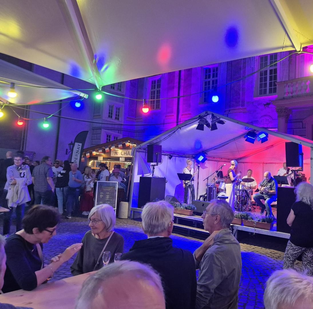 Abendstimmung auf der Europäischen Meile mit einer Band und bunter Illumination.