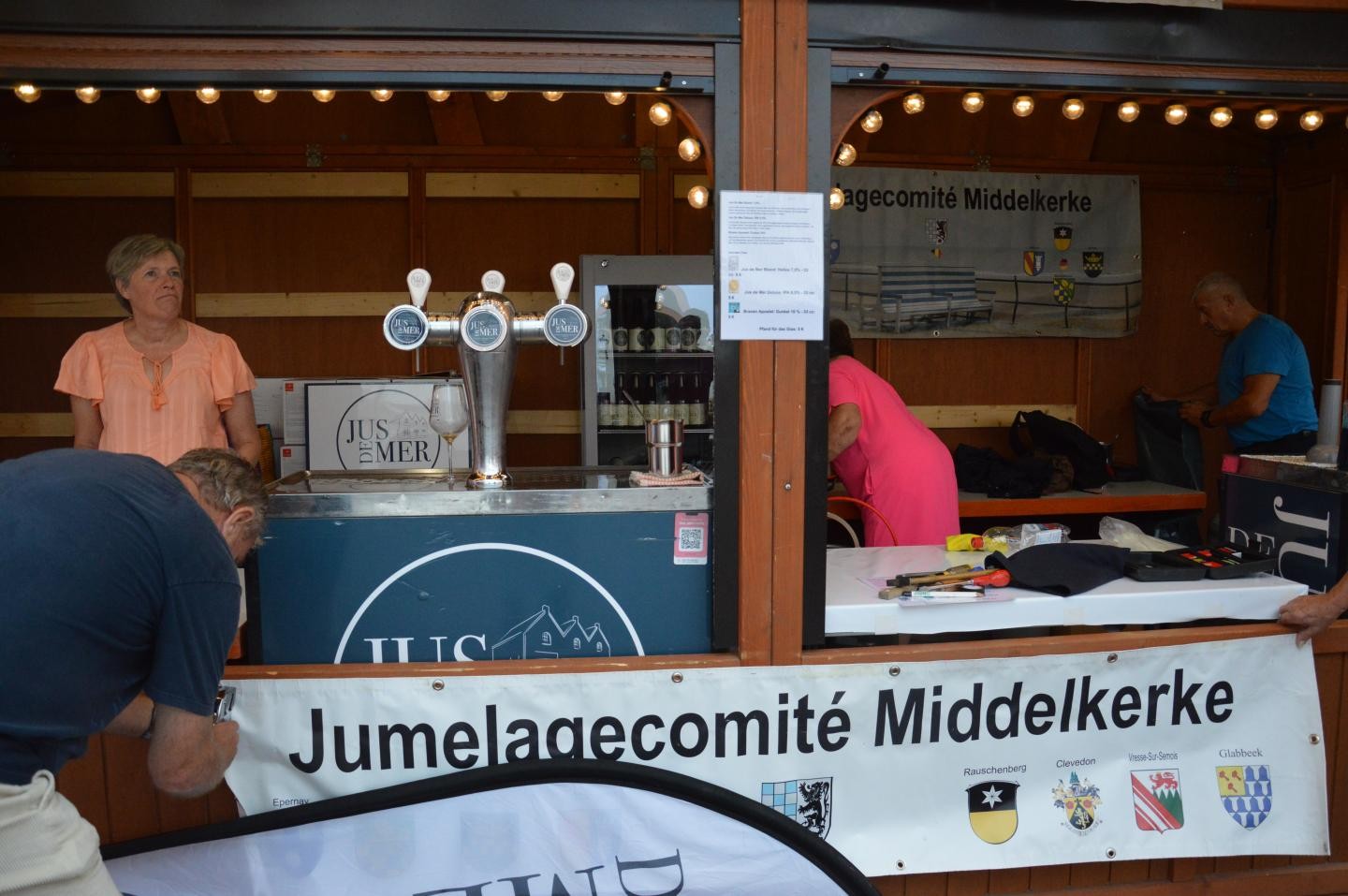 Partnerschaftsverein aus Middelkerke bereitet ihren Stand vor