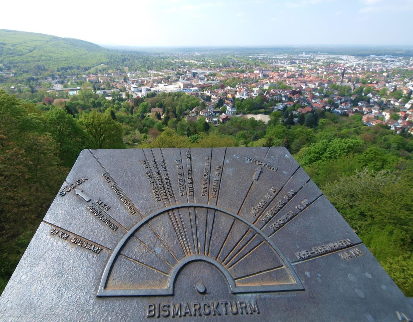 Blick auf die bronzene Platte, auf der Strahlen zeigen, was man in der Ferne alles siehe.t 