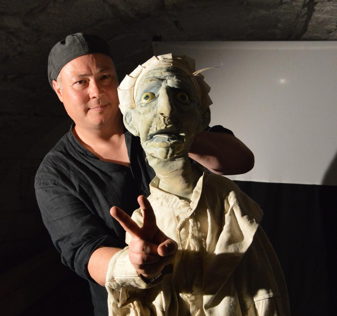 Puppenspieler Carsten Dittrich mit dem verfluchten Bäckermeister Mehlwurm