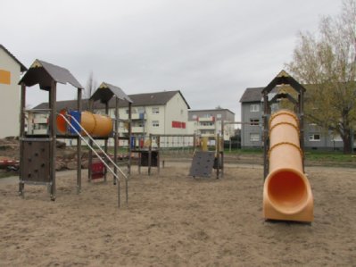 links Kletterspielgeräte rechts Rutsche auf Sandspielfläche