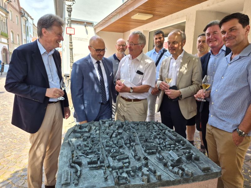 OB Arnold und Rotary-Club Karlsruhe-Albtal stehen am Blindentastmodell