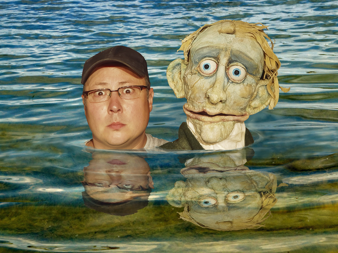 Puppenspieler und Puppe, scheinbar im Wasser stehend