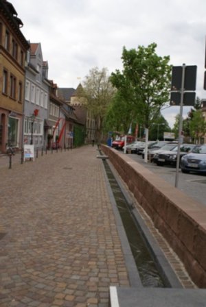 Steinrinne entlang Straße Altstadtpromenade