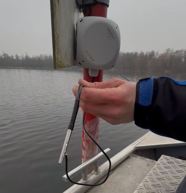 Ein Temperatursensor, der die Wassertemperaturdaten des Buchtzigsees online zur Verfügung stellt