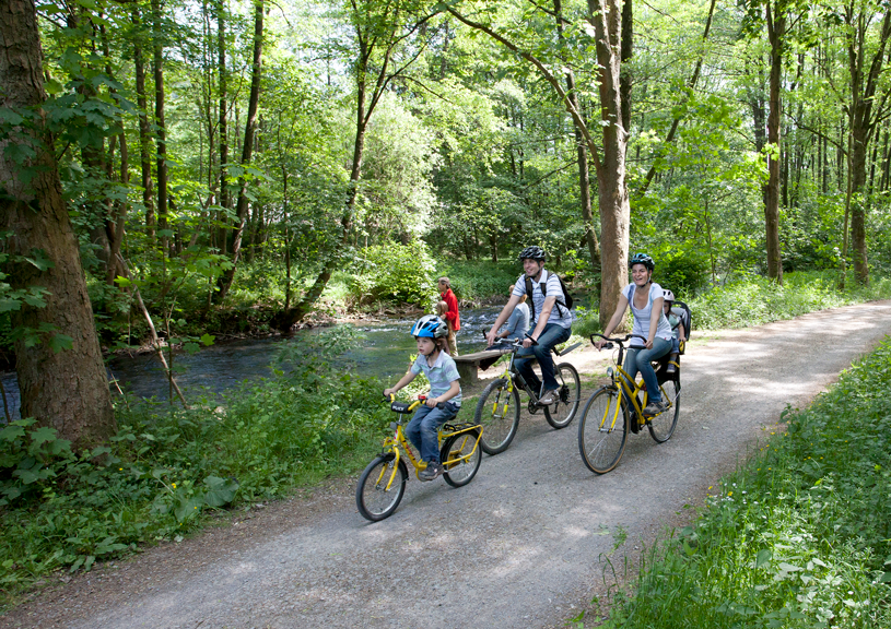 Eltern mit Kindern auf Fahrrädern in einem Ettlinger Waldgebiet
