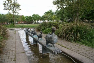 Skulptur in Form mehrerer hintereinander laufender Enten