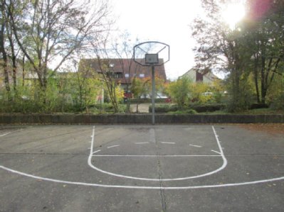 Basketballspielfläche mit Basketballkorb